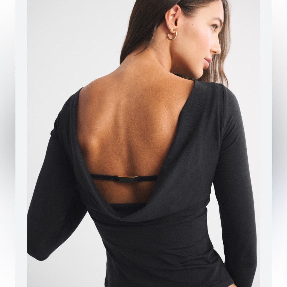 NWT Abercrombie & Fitch Bra-Free Cowl-Back Hardware Top in Black (Size M)